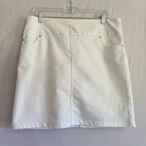 Pull on bright white scort- shorts/skirt. Size L like new
